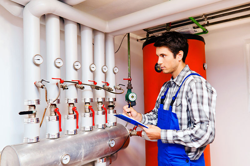 Kundienstmonteur bei der Heizungswartung